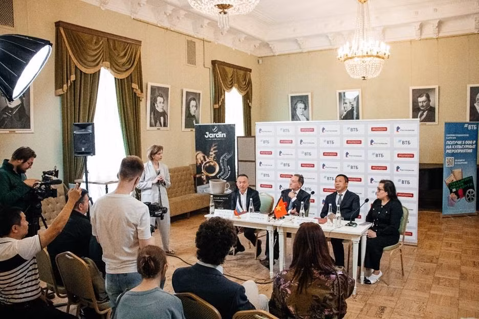 Đoàn công tác Nhà hát Hồ Gươm làm việc với Viện St. Petersburg Philharmonia.