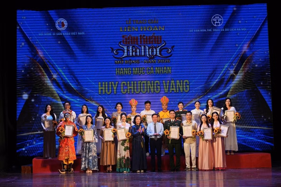 be-mac-lien-hoan-san-khau-ha-noi-nhieu-vo-diem-da-cham-den-dinh-cao.jpg