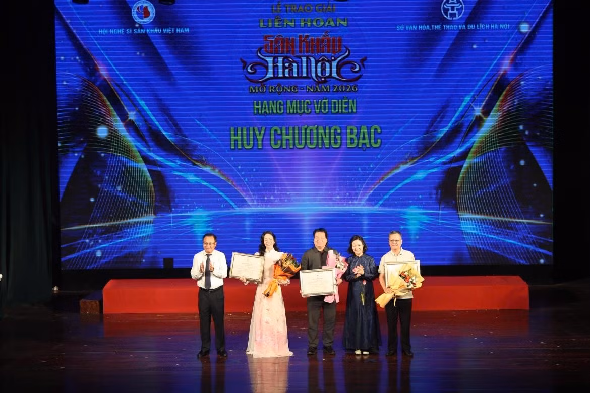 be-mac-lien-hoan-san-khau-ha-noi-nhieu-vo-diem-da-cham-den-dinh-cao-4398.jpg