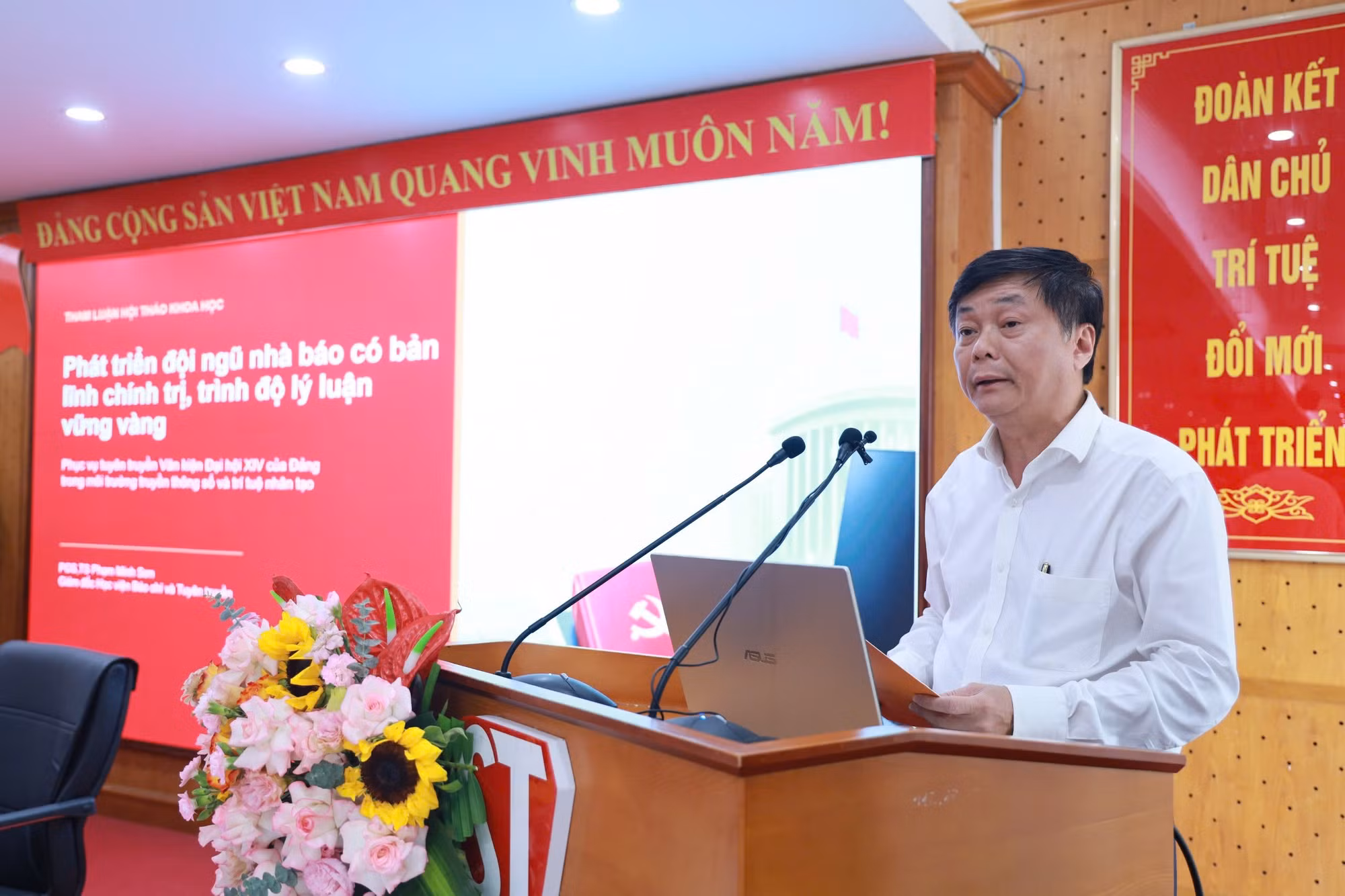 dai-bieu.jpg