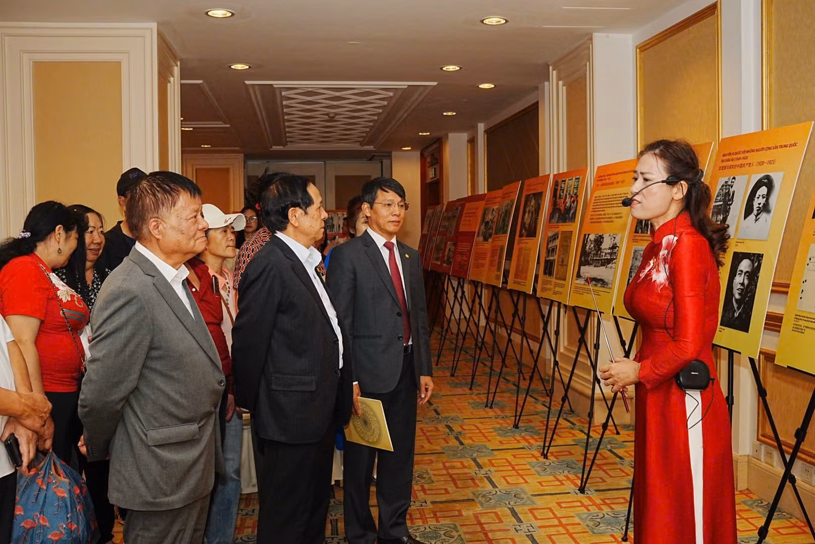 992026-dai-bieu-nghe-gioi-thieu-noi-dung-trien-lam.jpg