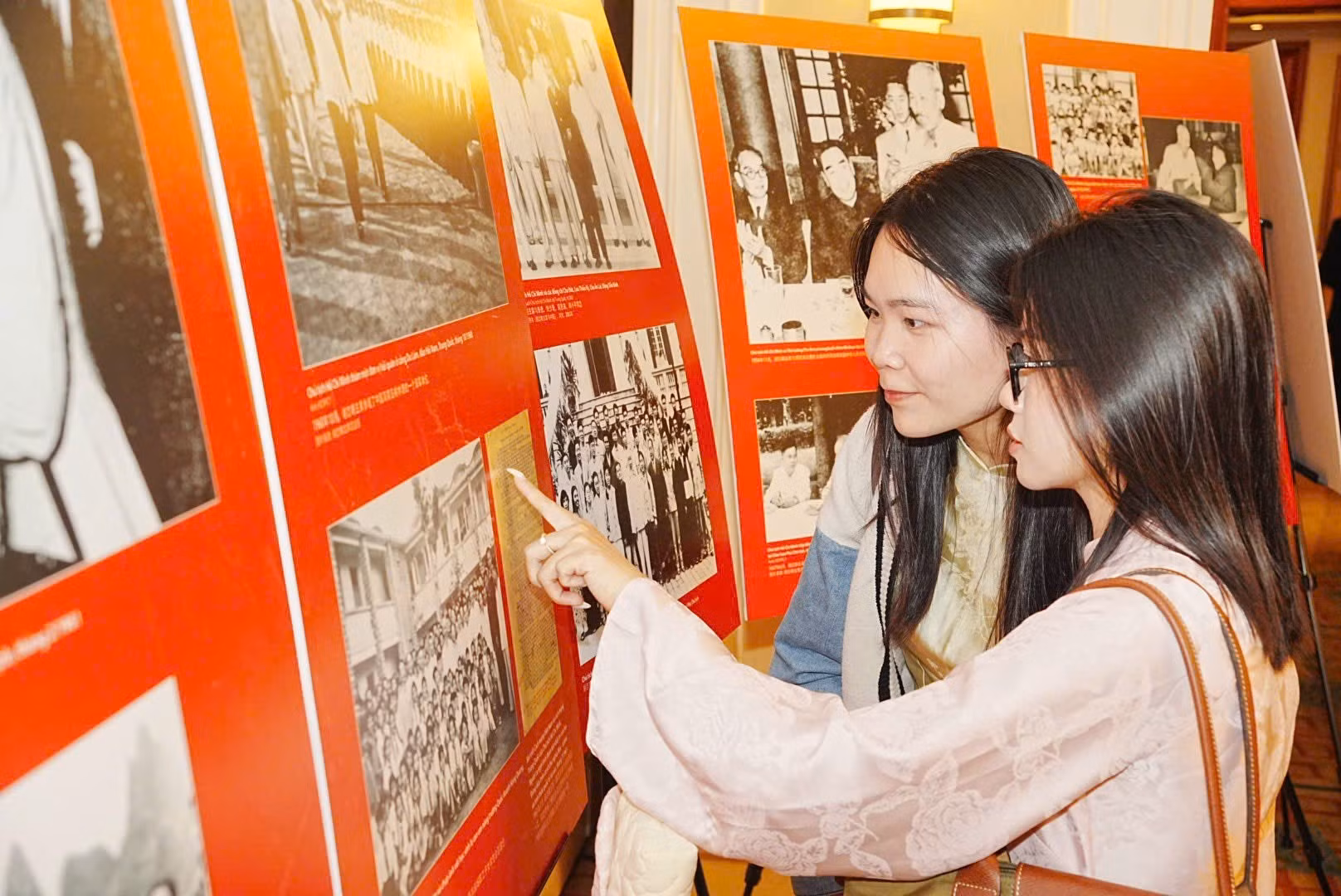 992026-cac-ban-luu-hoc-sinh-viet-nam-tai-van-nam-tham-quan-trien-lam.jpg