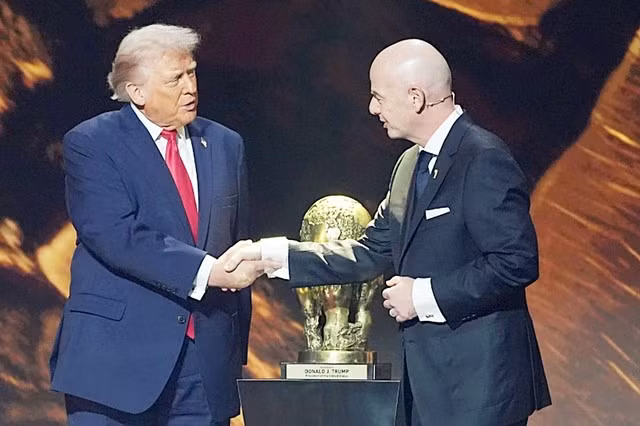 cu-bat-tay-lich-su-vi-loi-ich-giua-fifa-va-chinh-quyen-my.jpg