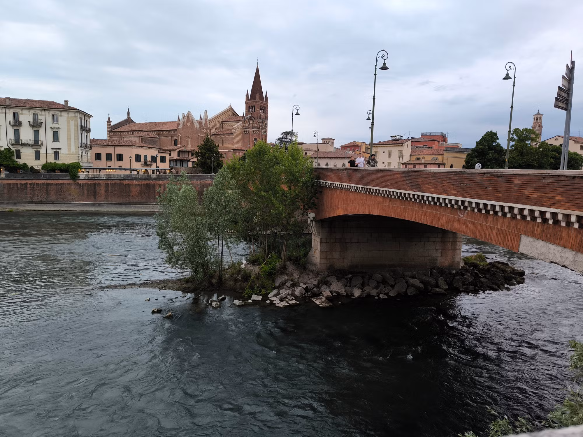 cay-cau-da-co-huyen-thoai-bac-song-adige-o-verona-1.jpg