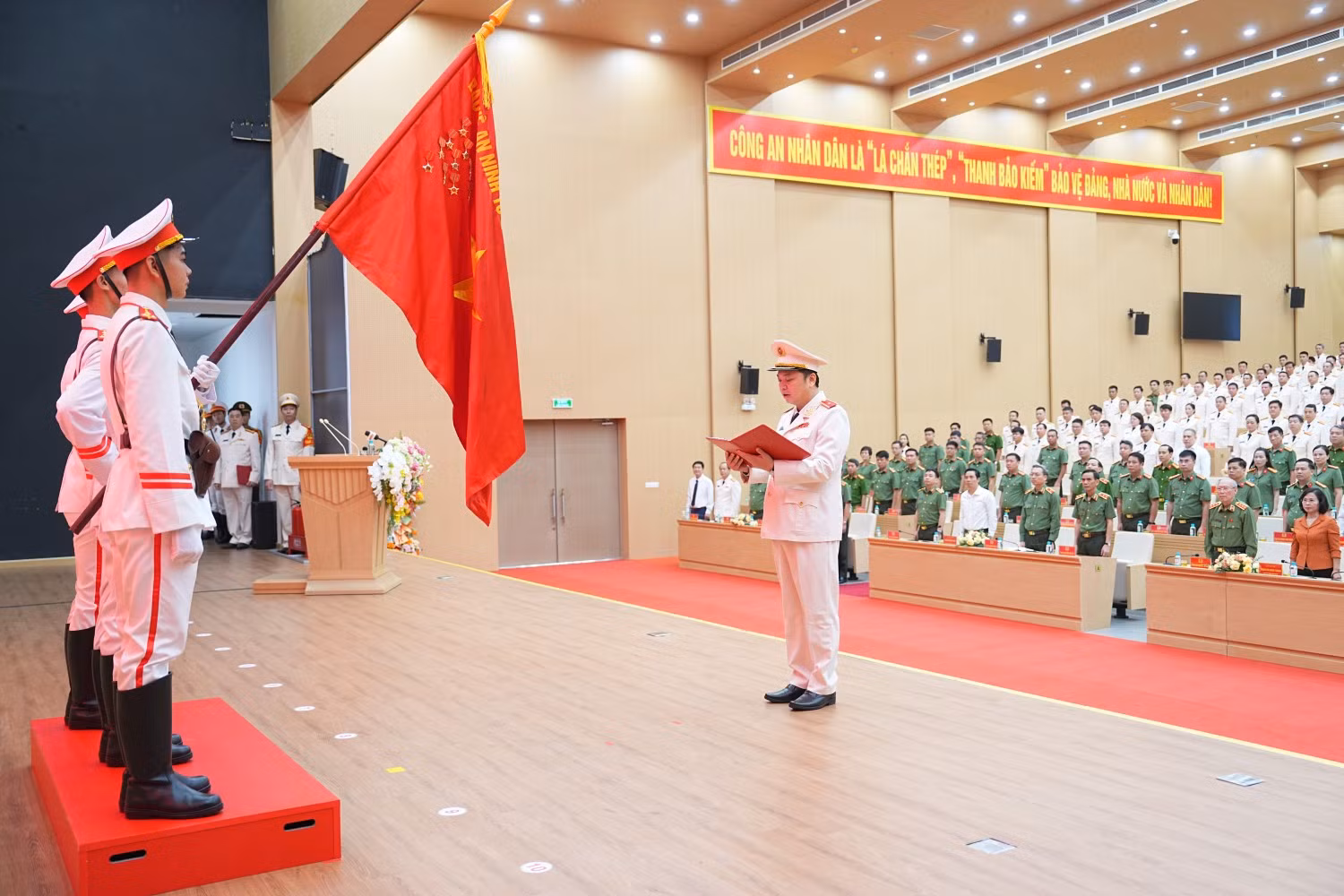 05-thieu-tuong-nguyen-tien-trung-thuc-hien-nghi-le-tuyen-the-duoi-co.jpg