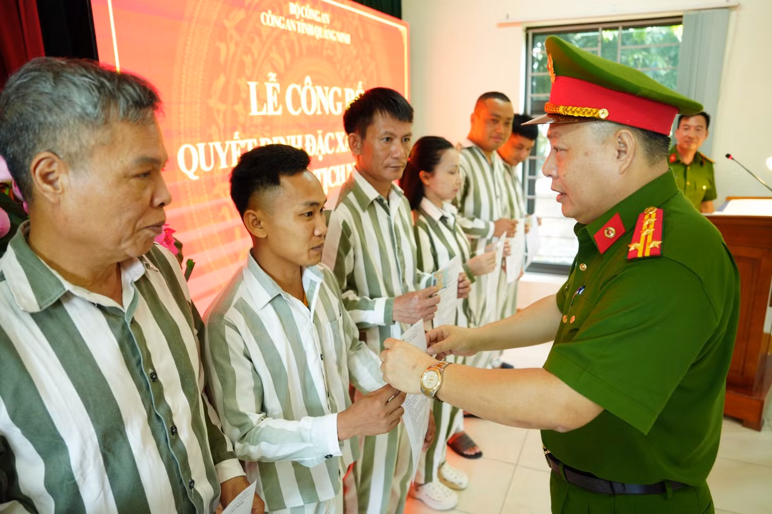Đại tá Vũ Trung Hiếu, Phó Giám đốc, Thủ trưởng Cơ quan thi hành án hình sự, Công an tỉnh Quảng Ninh trao quyết định đặc xá cho các phạm nhân.