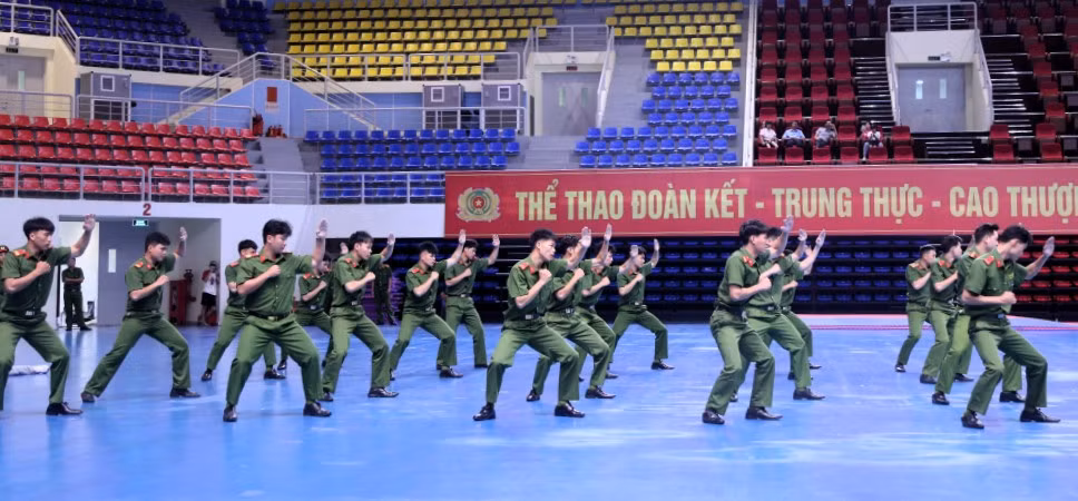0998ue-phan-thi-dong-doi-ca-tinh-thai-nguyen.jpg