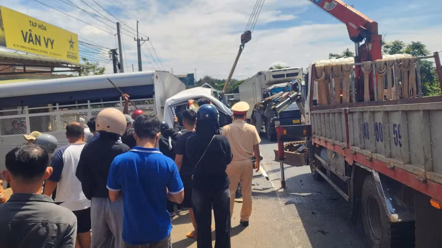 Va chạm với xe đầu kéo, học viên tập lái tử vong, giáo viên gãy chân