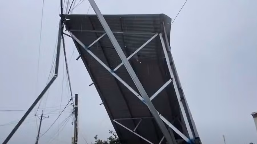 Lốc xoáy gây tốc mái nhiều nhà dân ở Lâm Đồng