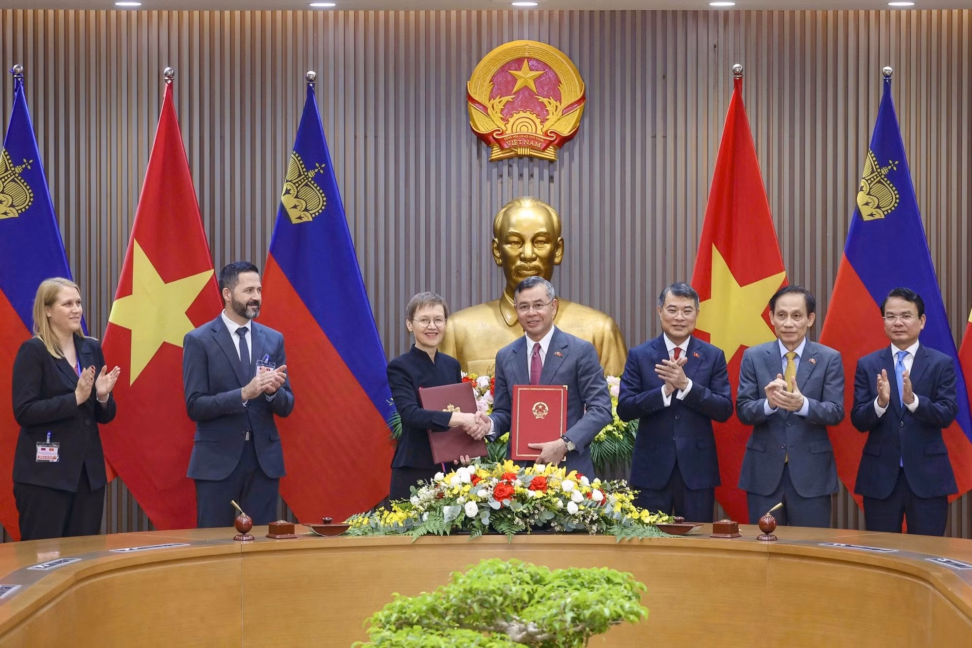 Thủ tướng Lê Minh Hưng chứng kiến lễ ký Hiệp định tránh đánh thuế hai lần giữa Việt Nam và Liechtenstein.