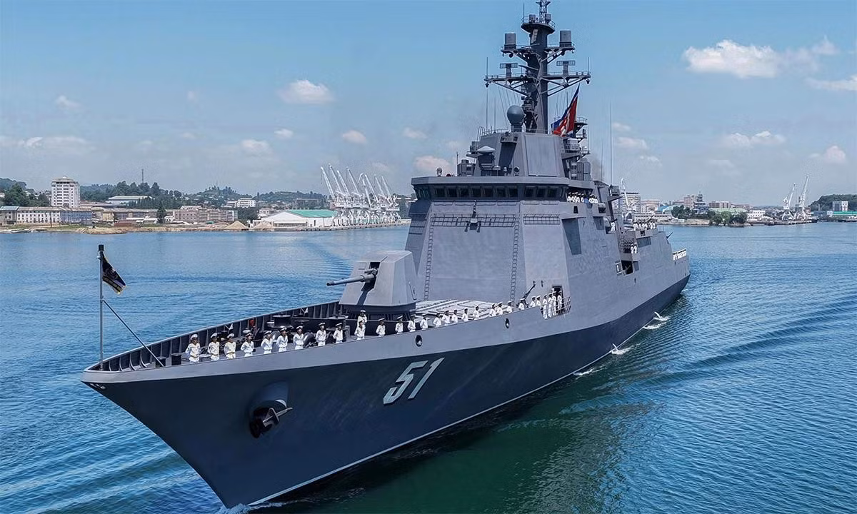 Tàu khu trục Choe Hyon tại lễ biên chế hôm 23/6. Ảnh: KCNA