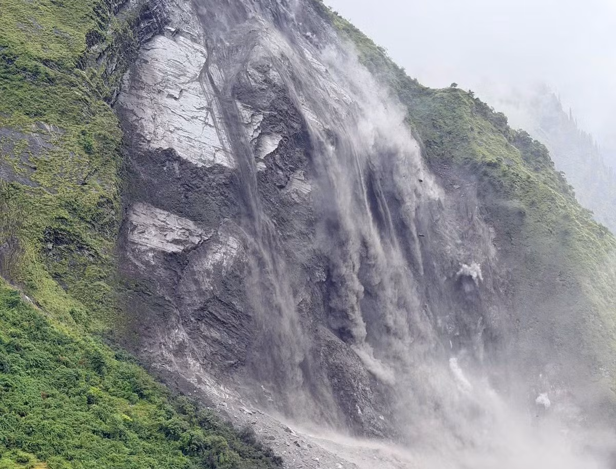 landslide-at-apihimal.jpg