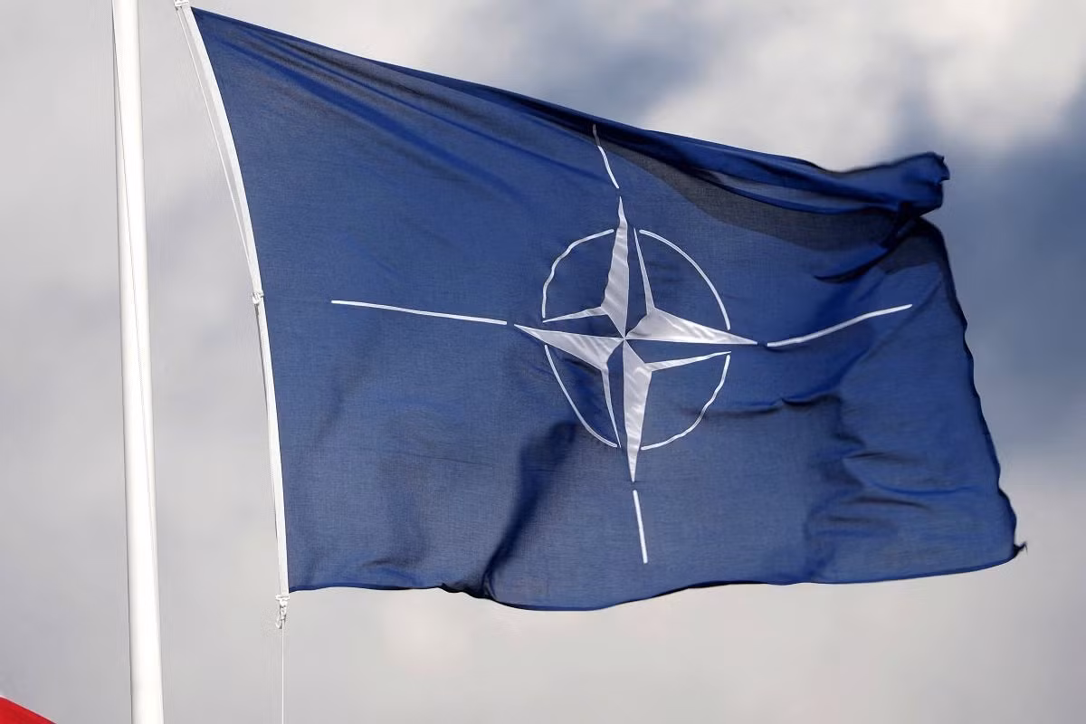 z32707314ampflaga-nato-nad-baza-tapa-w-estonii.jpg