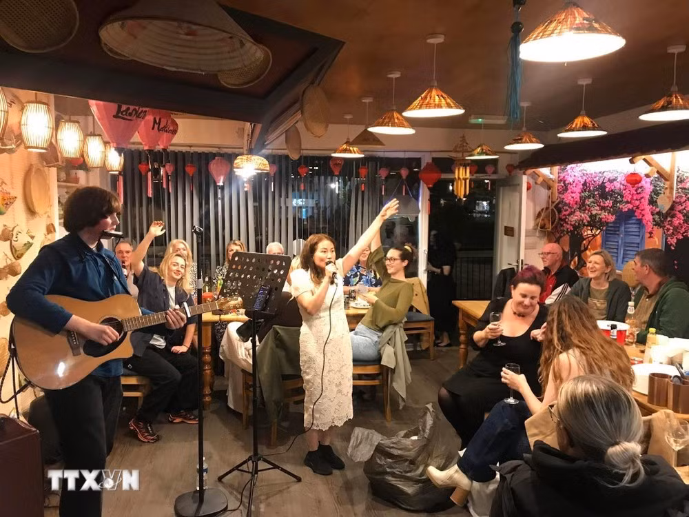 "Saigon Lotus: Ngôi nhà văn hóa Việt-Anh” chính thức ra đời vào tháng 10/2024, đã trở thành nơi kết nối cộng đồng kiều bào với cội nguồn dân tộc, đồng thời quảng bá văn hóa Việt Nam đến bạn bè quốc tế. (Ảnh: TTXVN phát)