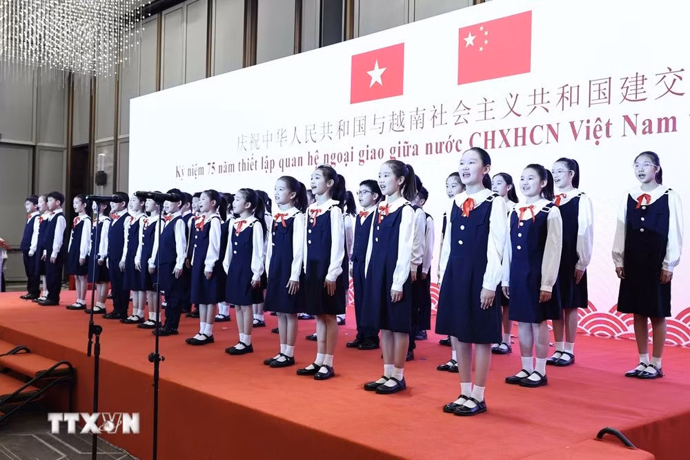 Bài hát ca ngợi tình hữu nghị giữa Việt Nam và Trung Quốc do thiếu nhi Trung Quốc biểu diễn. (Ảnh: Công Tuyên/TTXVN)