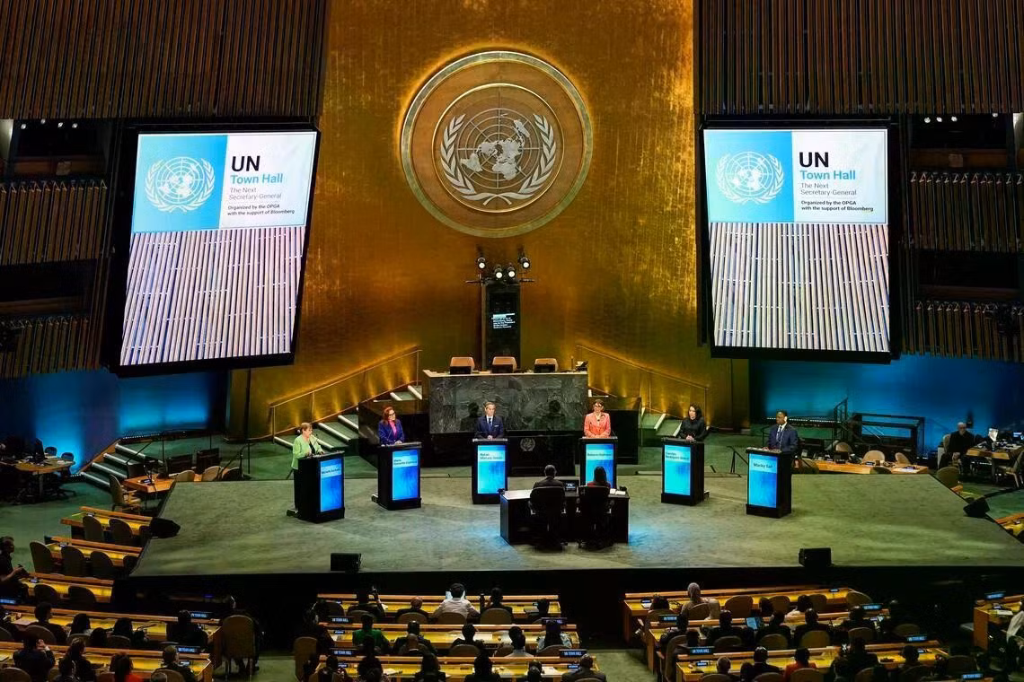 Các ứng viên lần đầu tiên cùng tham gia cuộc tranh luận công khai do Đại hội đồng Liên hợp quốc tổ chức hôm 24/7. Ảnh: Xinhua