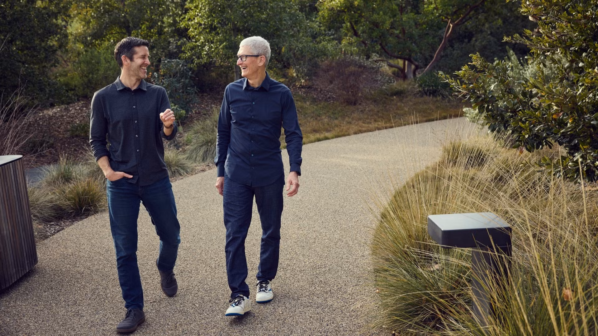 CEO mới của Apple John Ternus (trái) và Chủ tịch Điều hành Tim Cook. Ảnh: Apple
