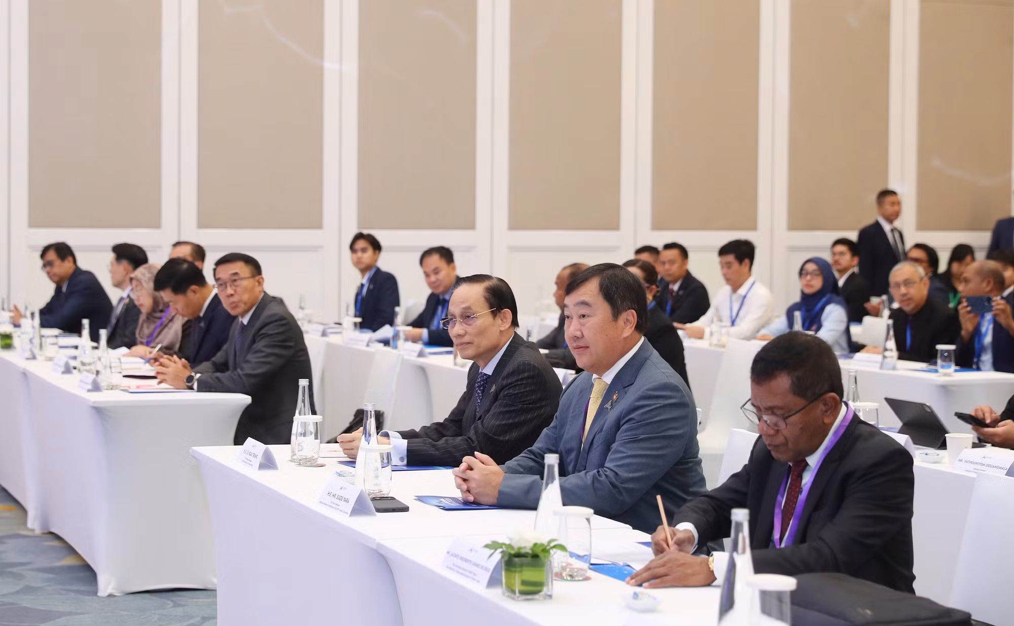 Tọa đàm “Vai trò của các chính đảng Đông Nam Á trong xây dựng Cộng đồng ASEAN” quy tụ đại diện các chính đảng, học giả và chuyên gia đến từ nhiều nước trong khu vực. Ảnh: Trần Huấn