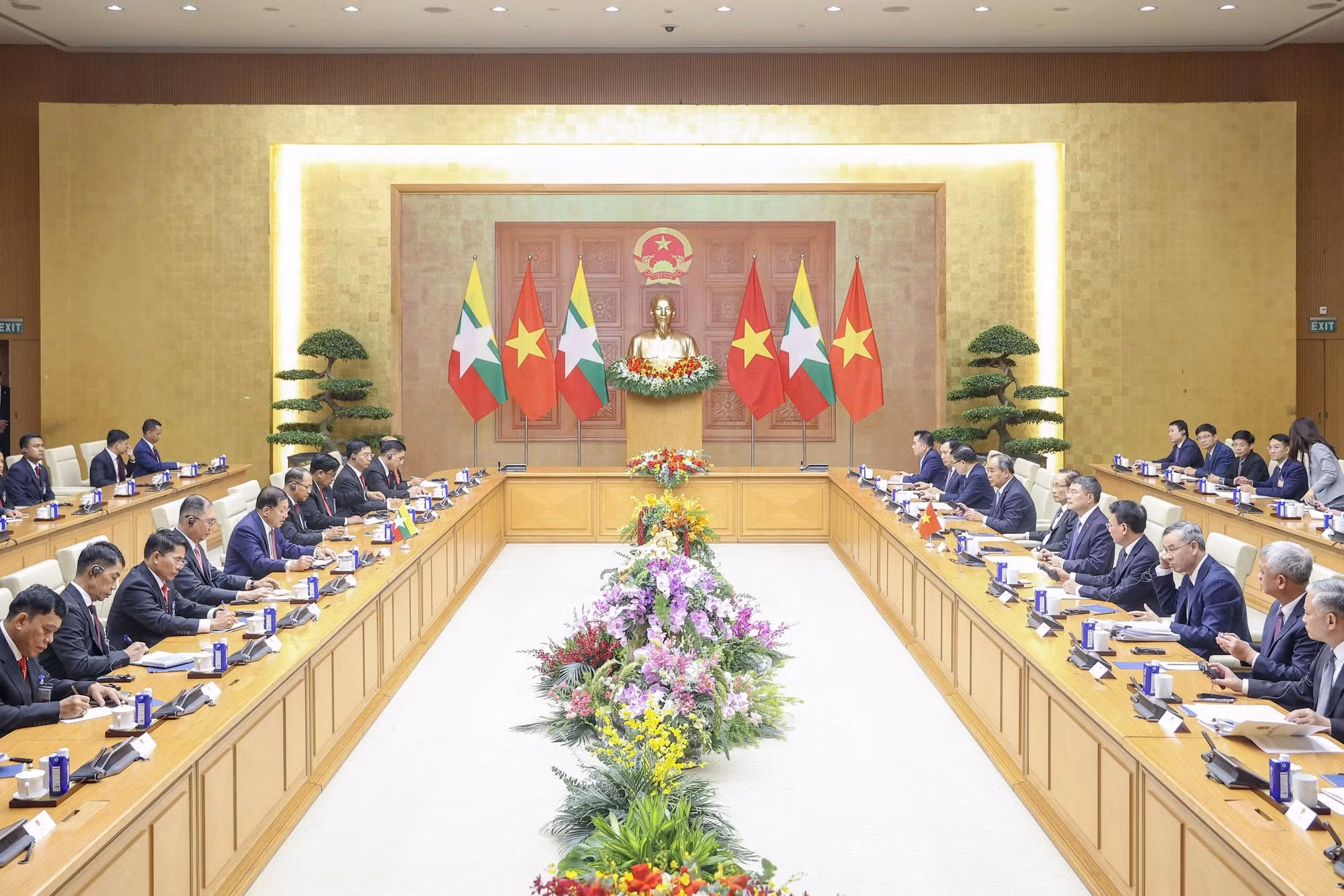 Toàn cảnh cuộc hội kiến giữa Thủ tướng Lê Minh Hưng và Tổng thống Myanmar Min Aung Hlaing.