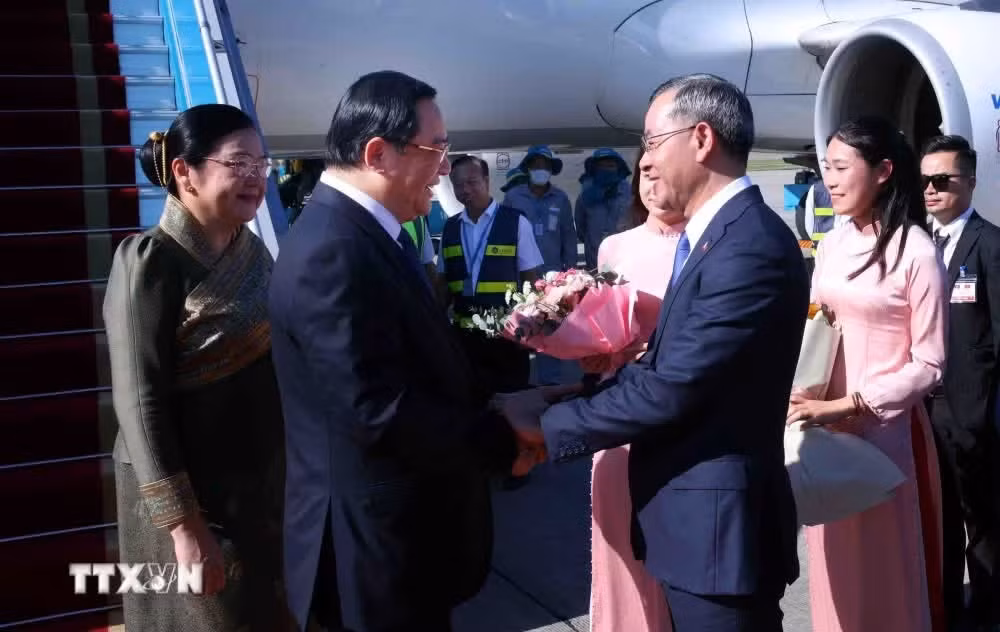 Bộ trưởng Bộ Tài chính Ngô Văn Tuấn đón Thủ tướng Lào Sonexay Siphandone và Phu nhân tại Sân bay quốc tế Nội Bài. (Ảnh: Phạm Kiên/TTXVN)