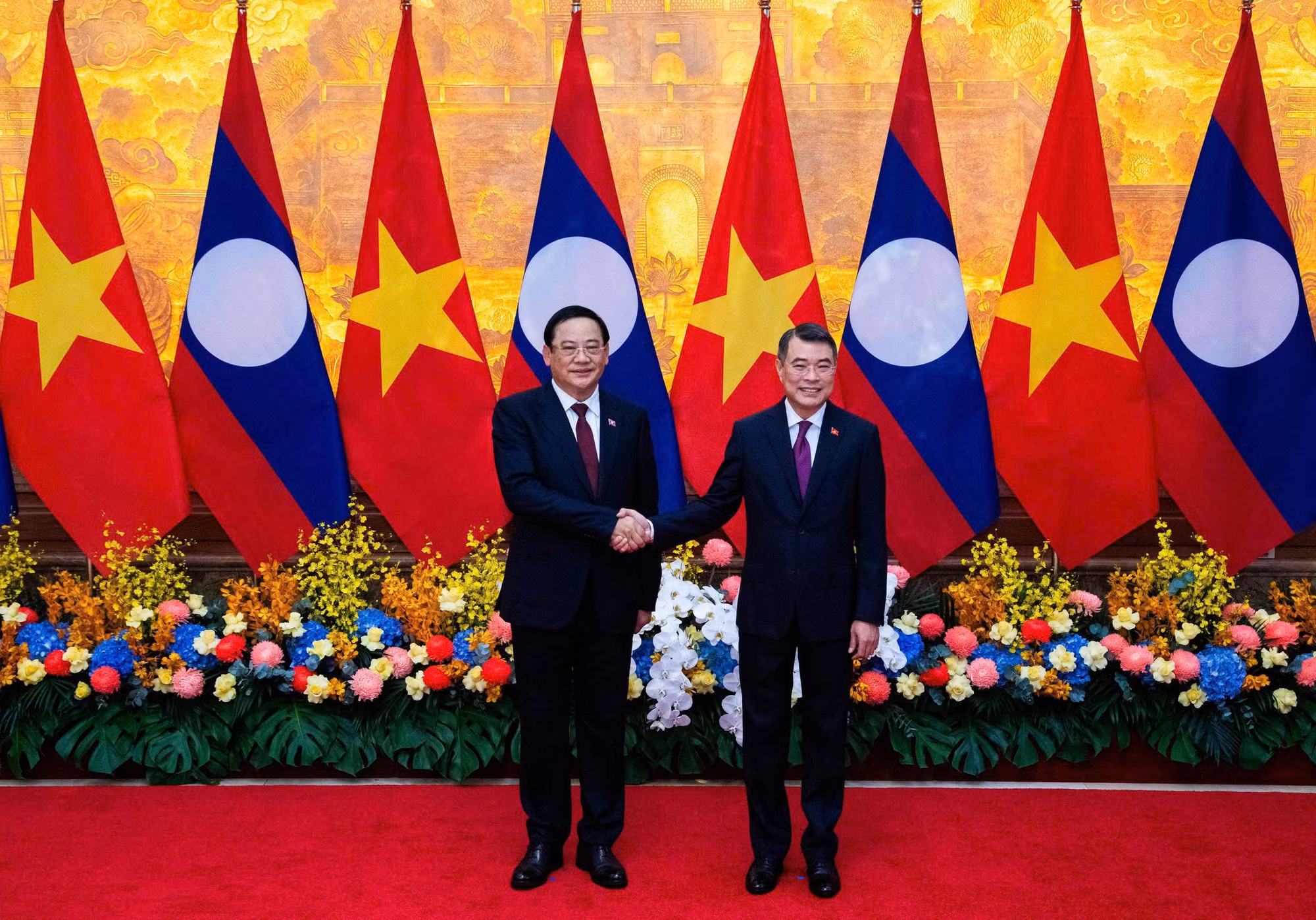 Sau lễ đón, hai Thủ tướng đã dẫn đầu Đoàn cấp cao hai nước tiến hành hội đàm nhằm đánh giá kết quả hợp tác giữa hai nước thời gian qua và đề xuất các phương hướng hợp tác thời gian tới; chứng kiến lễ ký kết, trao các văn kiện hợp tác Việt Nam-Lào.