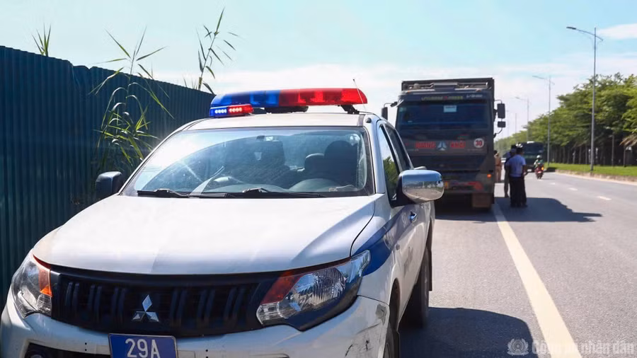 Xe tải bị tước giấy kiểm định vẫn lưu thông, tài xế và chủ xe bị xử lý
