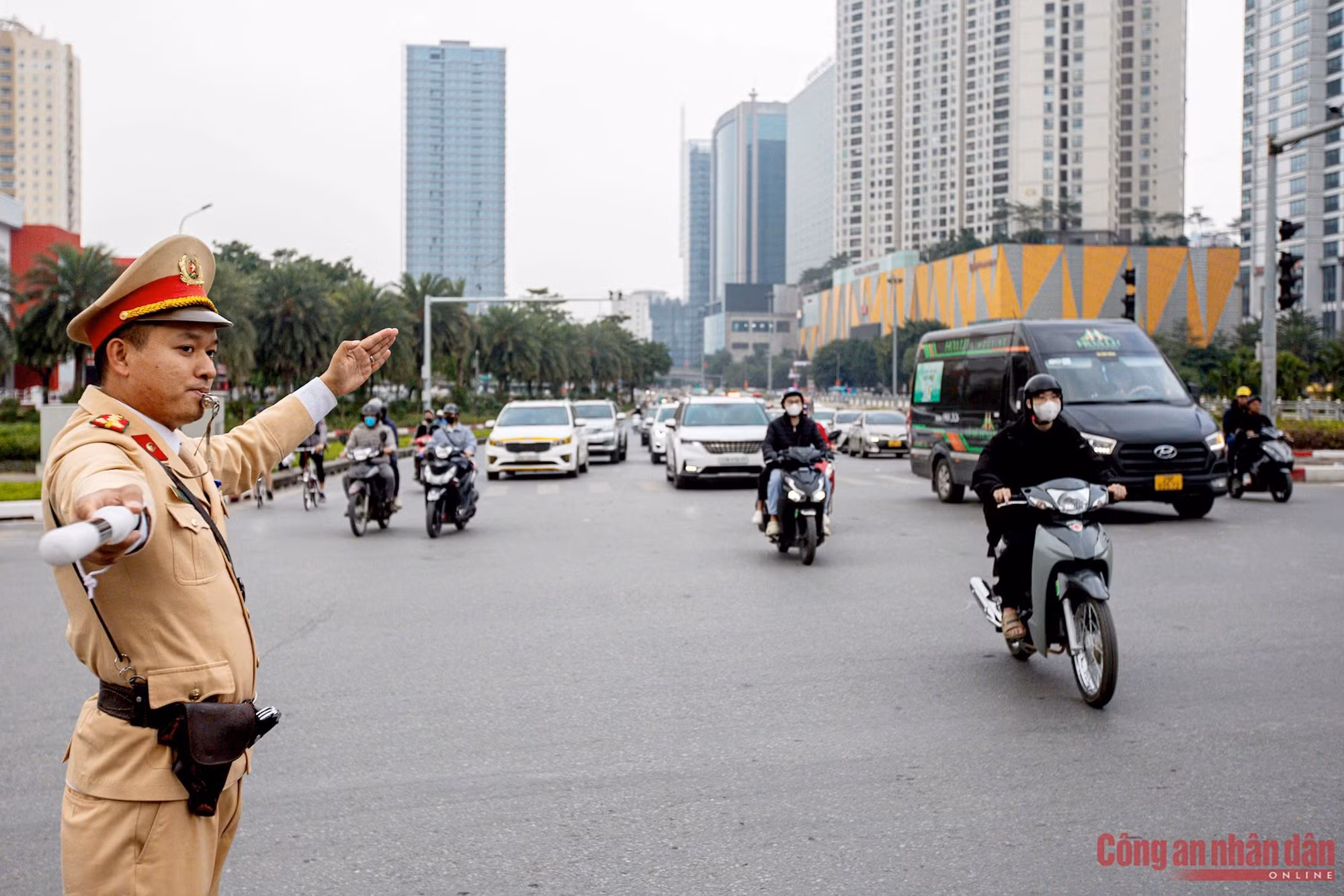 Ngày cuối nghỉ Tết, CSGT Hà Nội chốt trực đảm bảo giao thông đón người dân trở về -2