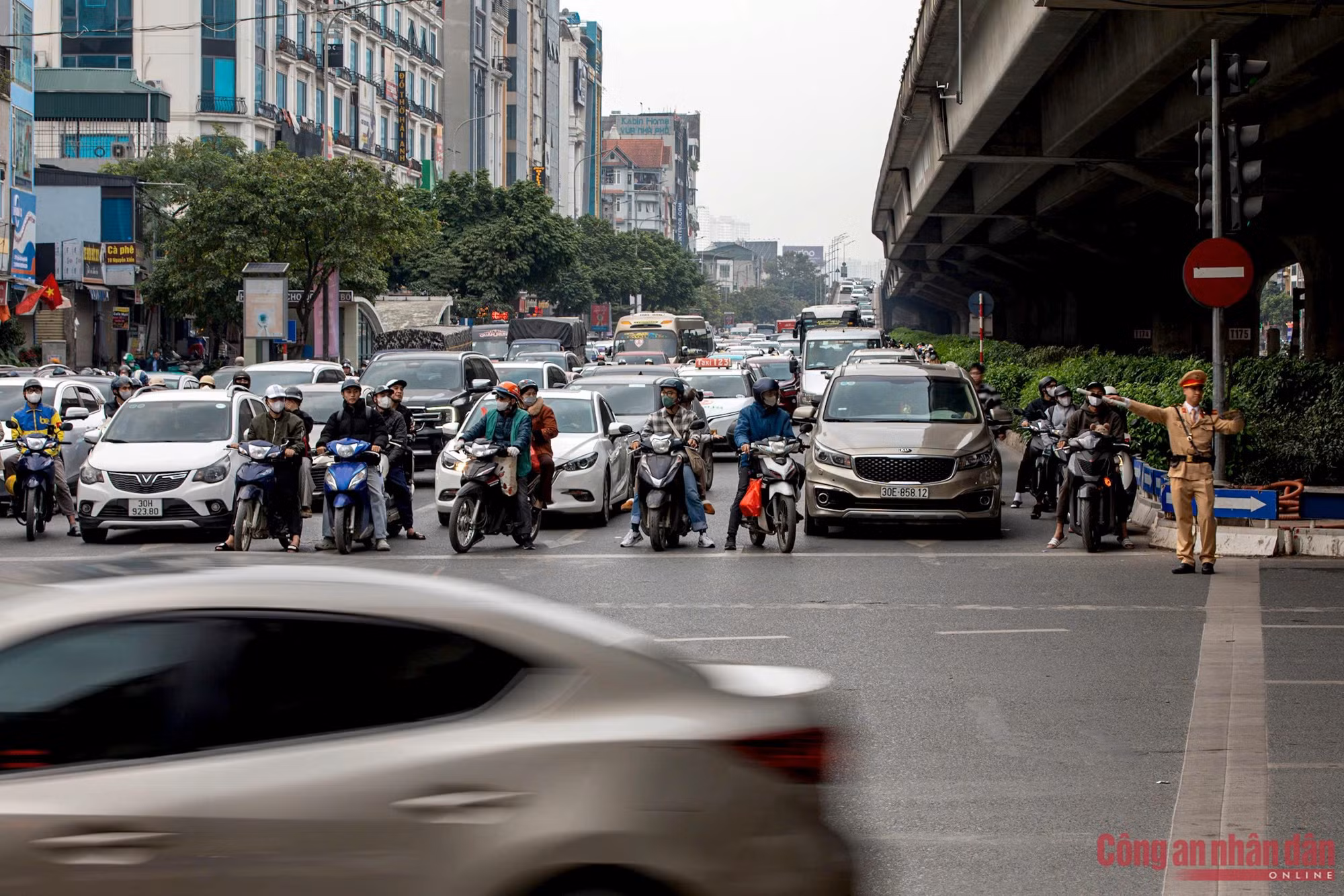 Ngày cuối nghỉ Tết, CSGT Hà Nội chốt trực đảm bảo giao thông đón người dân trở về -5