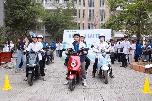 Chủ xe VinFast kể chuyện “một người đi xe điện, cả nhà bỏ xe xăng” ảnh 1