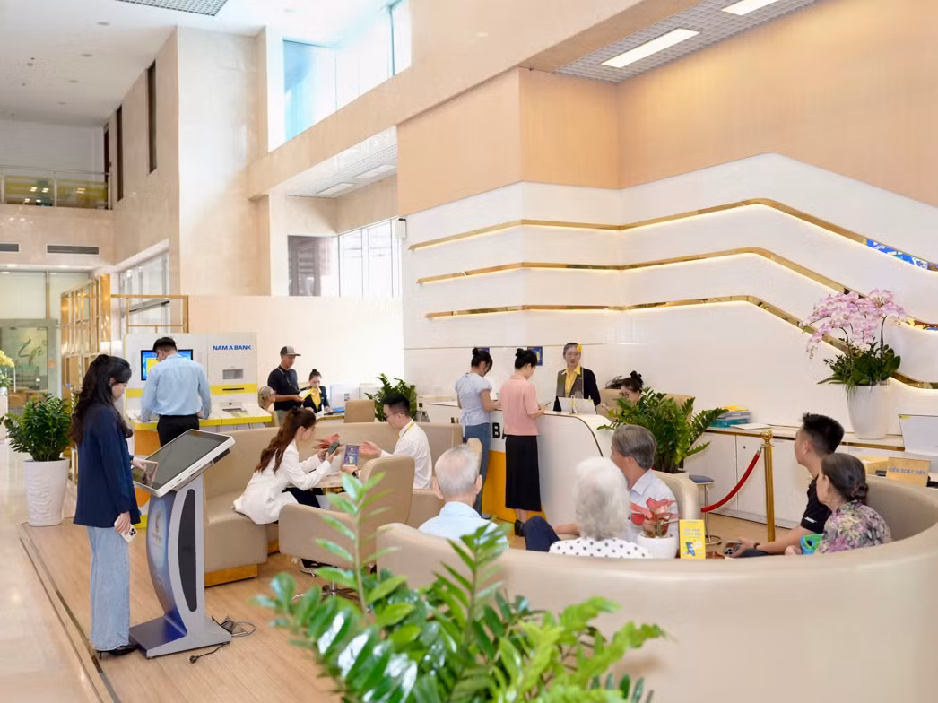 Khách hàng giao dịch tại Nam A Bank.