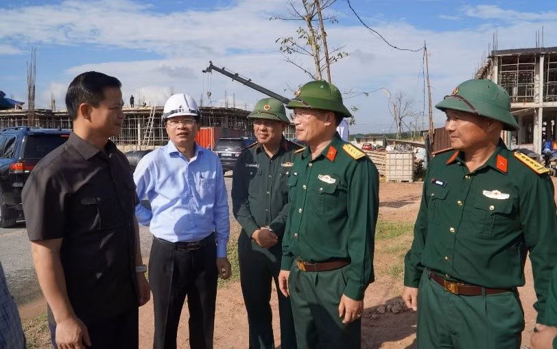 Đoàn công tác gặp gỡ, báo cáo đồng chí Vương Quốc Tuấn, Ủy viên Trung ương Đảng, Bí thư Tỉnh ủy Quảng Trị về một số công việc liên quan trên địa bàn.