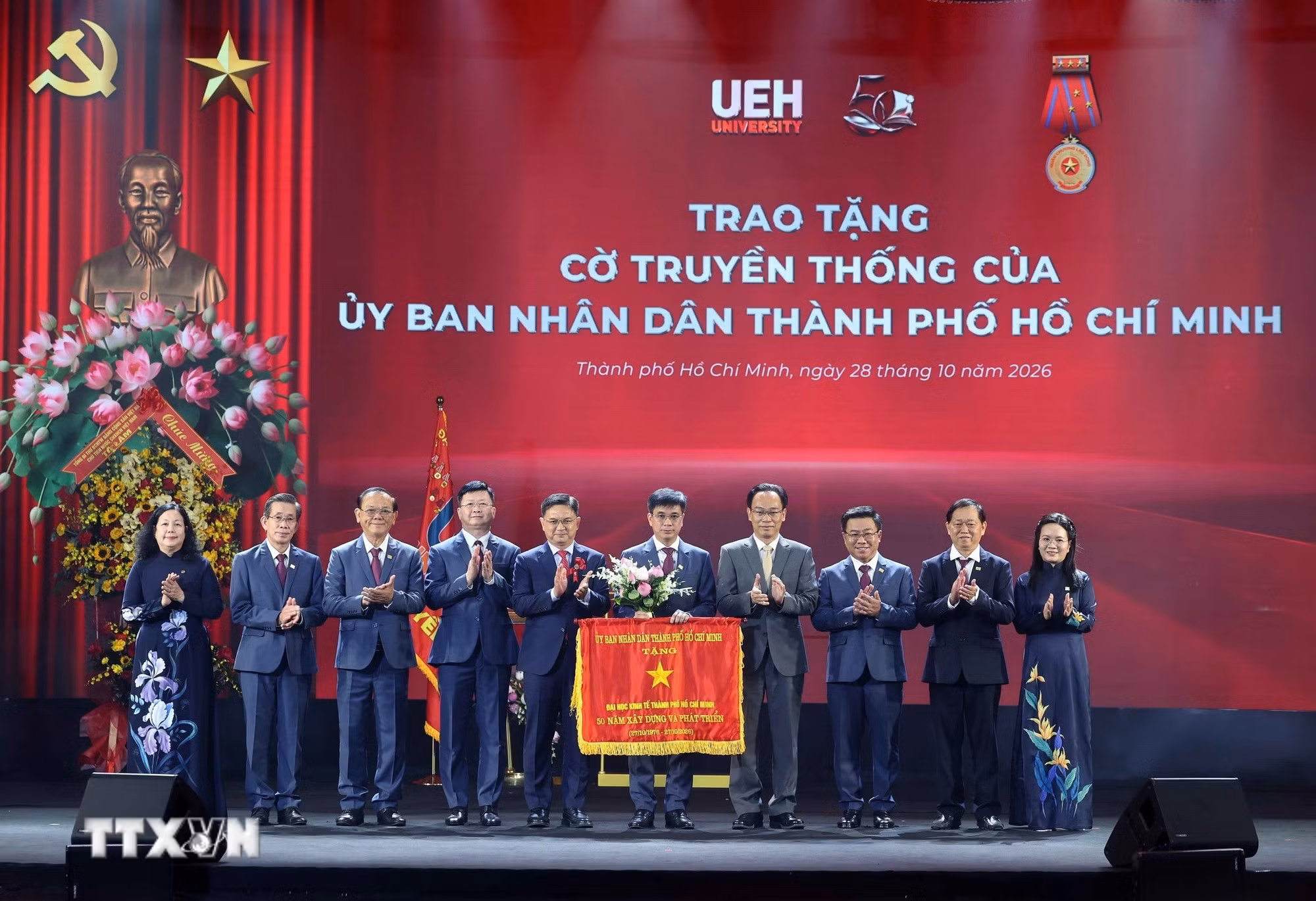 Ủy ban Nhân dân Thành phố Hồ Chí Minh tặng bức trướng và Bộ trưởng Bộ Giáo dục và Đào tạo tặng hoa chúc mừng Đại học Kinh tế TP Hồ Chí Minh. (Ảnh: Thống Nhất/TTXVN)