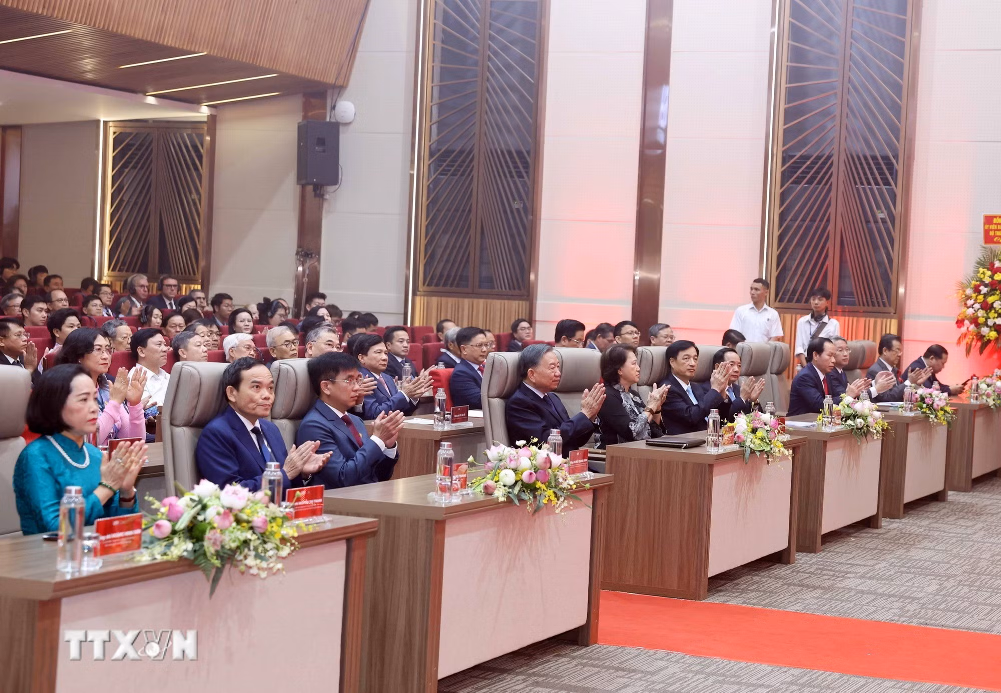 Tổng Bí thư, Chủ tịch nước Tô Lâm và các đại biểu tham dự lễ kỷ niệm. (Ảnh: Thống Nhất/TTXVN)