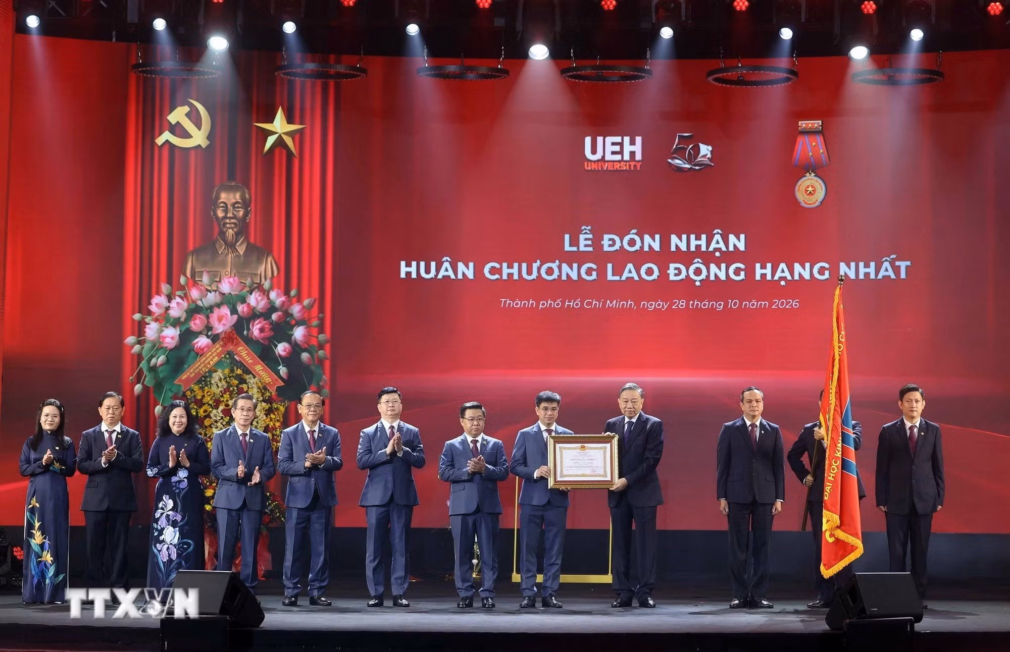 Tổng Bí thư, Chủ tịch nước Tô Lâm trao Huân chương Lao động hạng Nhất tặng Đại học Kinh tế TP Hồ Chí Minh. (Ảnh: Thống Nhất/TTXVN)