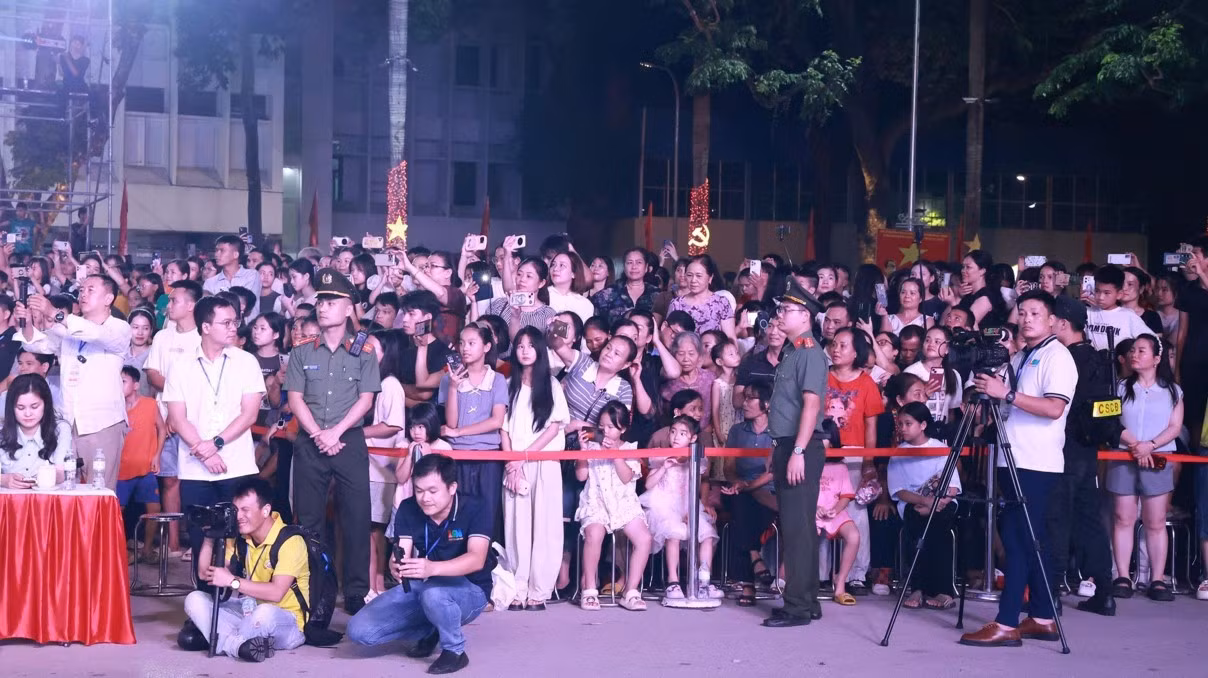 anh-2-can-bo-chien-si-cong-an-tinh-dam-bao-an-ninh-trat-tu-tai-khu-vuc-san-khau-dai-bieu-va-nhan-dan-tham-du-chuong-trinh-cua-le-hoi.jpg