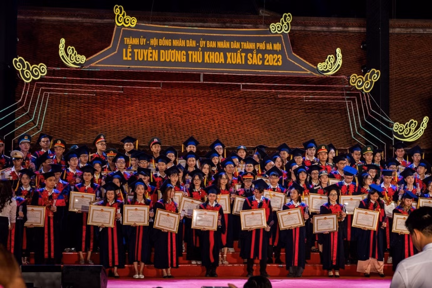 Hà Nội tuyên dương thủ khoa xuất sắc.