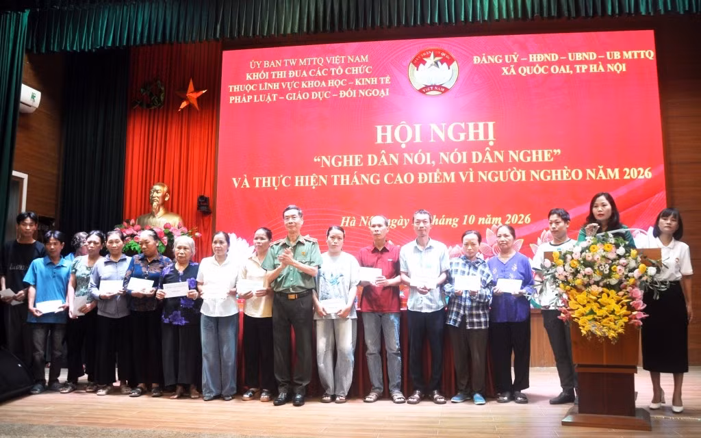 Thiếu tướng Phạm Văn Miên, Trưởng ban Tuyên giáo Hội Cựu Công an nhân dân Việt Nam trao quà cho bà con có hoàn cảnh khó khăn tại xã Quốc Oai.