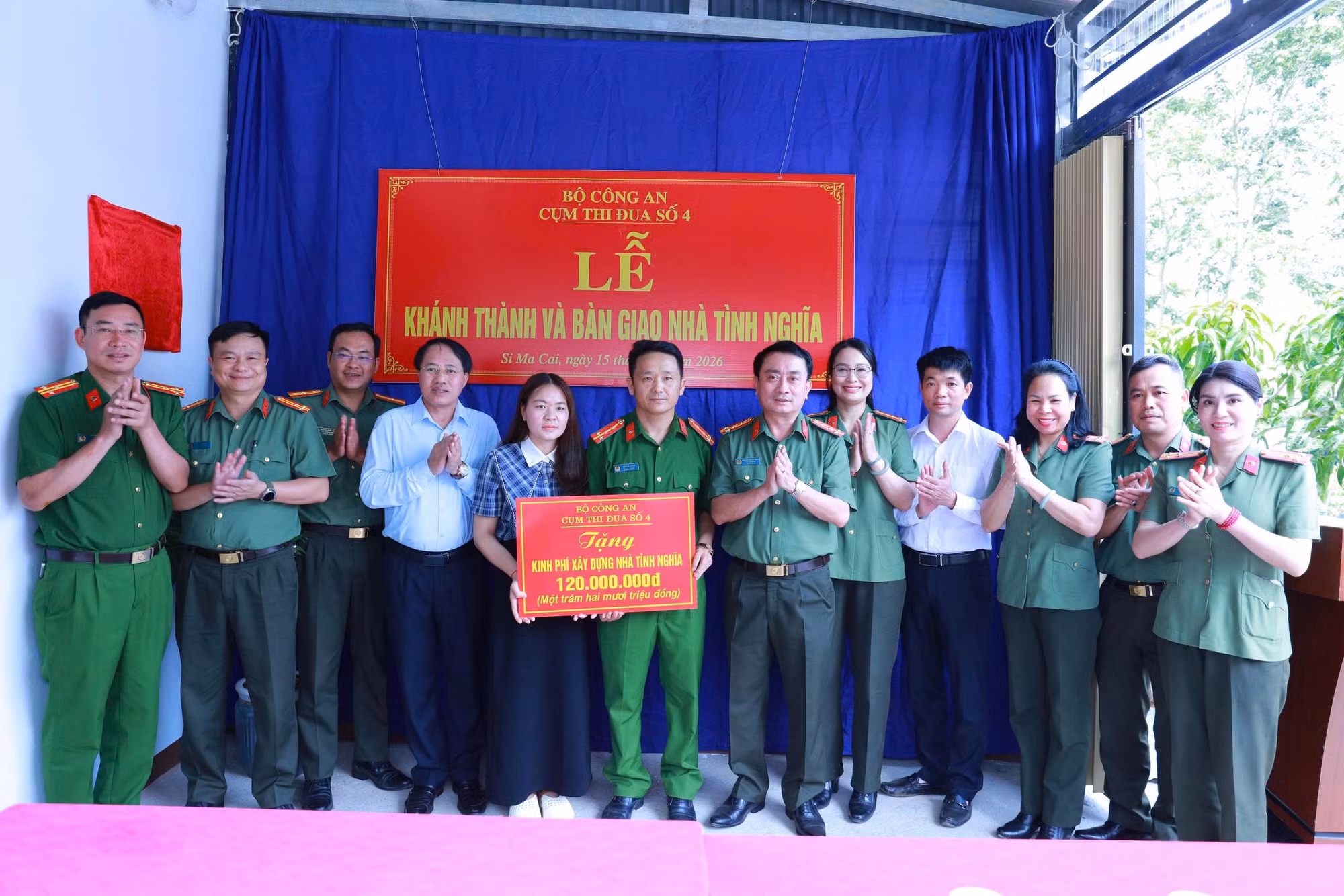 anh-1-lanh-dao-cong-an-tinh-lao-cai-trao-tang-120-trieu-dong-ho-tro-gia-dinh-dong-chi-dia-uy-sung-a-chinh-can-bo-cong-an-xa-si-ma-cai-tinh-lao-cai.jpg