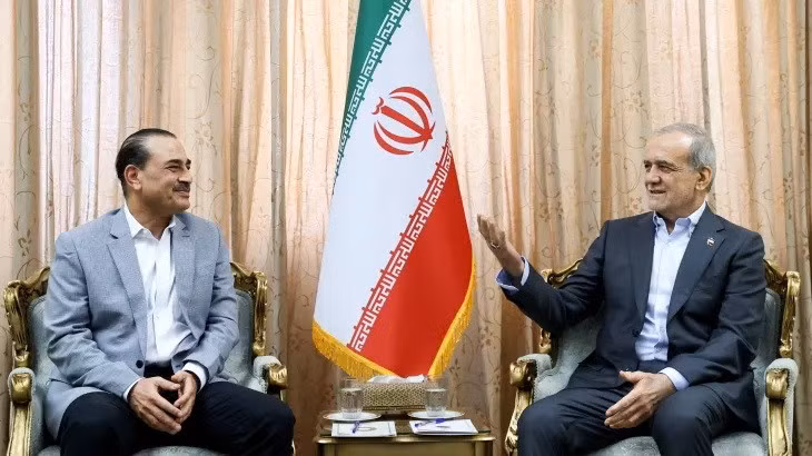 Thống chế Syed Asim Munir - Tư lệnh Lục quân Pakistan (bên trái) đến Tehran nhằm thúc đẩy các nỗ lực hòa giải. Ảnh: Al Jazeera.