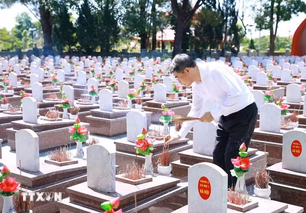 Thủ tướng Lê Minh Hưng thắp hương mộ liệt sỹ tại Nghĩa trang liệt sỹ Quốc gia Trường Sơn.