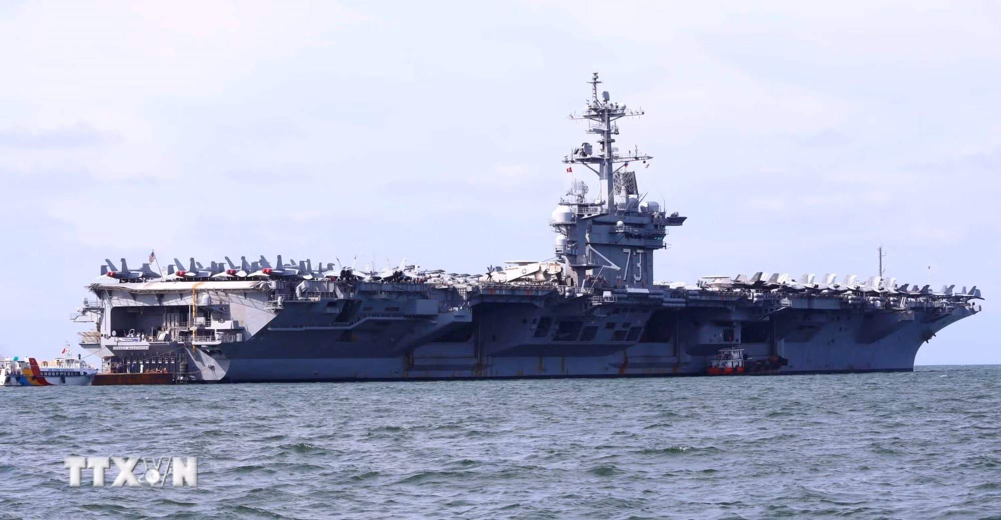 Tàu sân bay USS George Washington neo đậu tại vịnh Đà Nẵng. (Ảnh: Trần Lê Lâm/TTXVN)