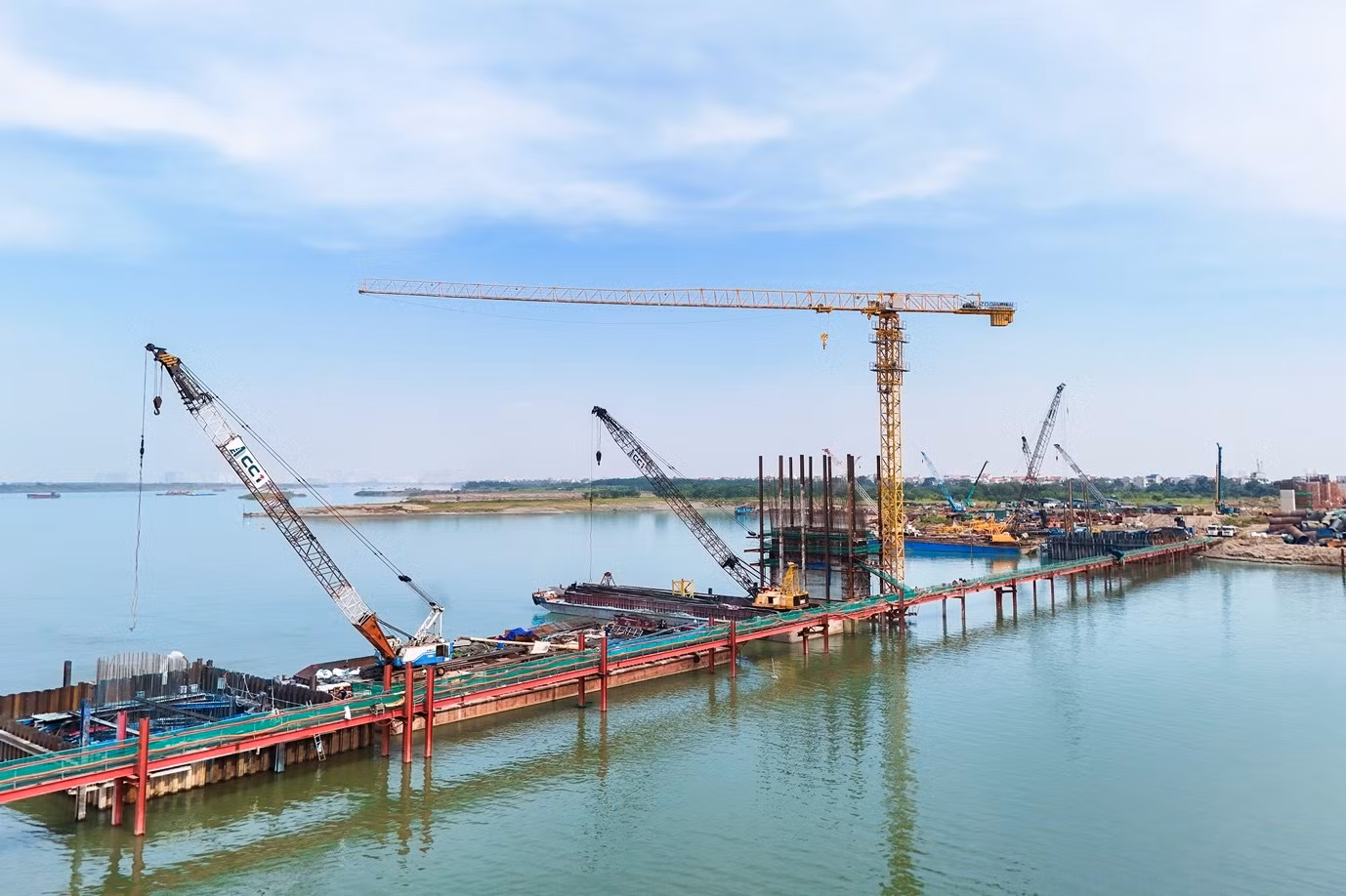 Cầu Hồng Hà thuộc dự án Vành đai 4 - Vùng thủ đô Hà Nội đang được CC1 và các nhà thầu thi công.