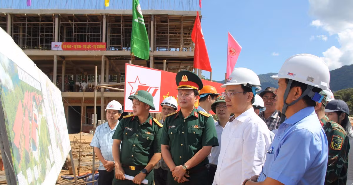 Bộ trưởng Bộ GD&ĐT Hoàng Minh Sơn và đoàn công tác kiểm tra tiến độ xây dựng trường nội trú liên cấp tại xã Hùng Sơn (TP Đà Nẵng).