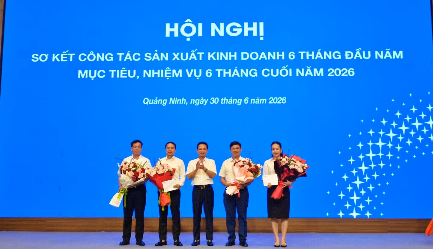 Lãnh đạo EVNNPC trao khen thưởng cho các tập thể Ban chuyên môn Tổng công ty có thành tích xuất sắc trong thực hiện các chỉ tiêu kế hoạch quý II/2026.