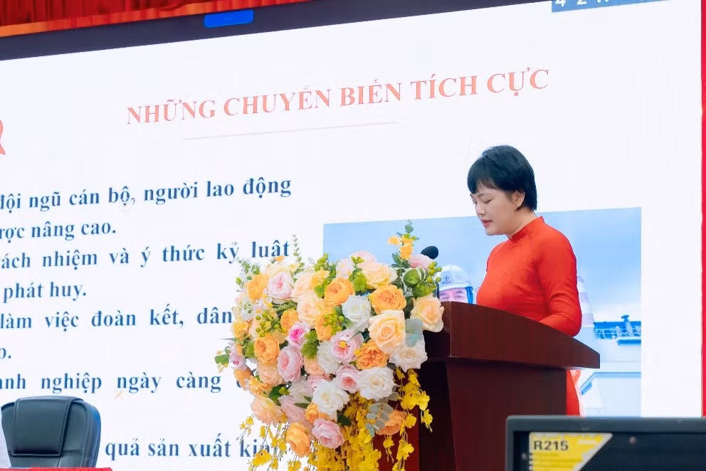 Đồng chí Nguyễn Thị Huyền Trang, Ủy viên BTV Đảng ủy, Bí thư Chi bộ Phòng Hành chính và Lao động trình bày tham luận tại Hội nghị.