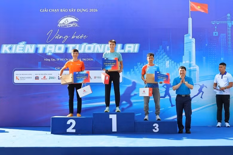 Ban Tổ chức trao giải Nhất, Nhì, Ba cho các vận động viên xuất sắc ở các cự ly thi 21km nam, nữ.