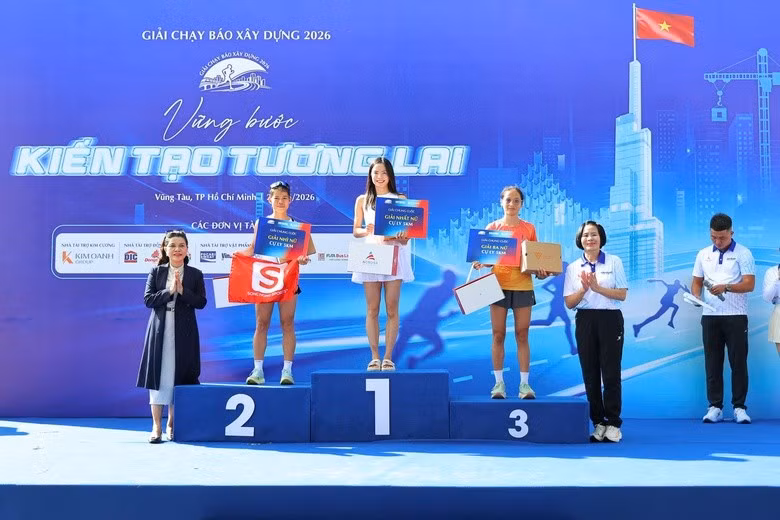 Ban Tổ chức trao giải Nhất, Nhì, Ba cho các vận động viên xuất sắc ở các cự ly thi 5km nam, nữ.