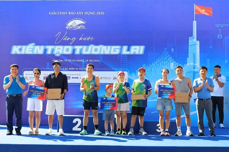 Ban Tổ chức trao giải "Chạy cùng nóc nhà" cho các vận động viên.