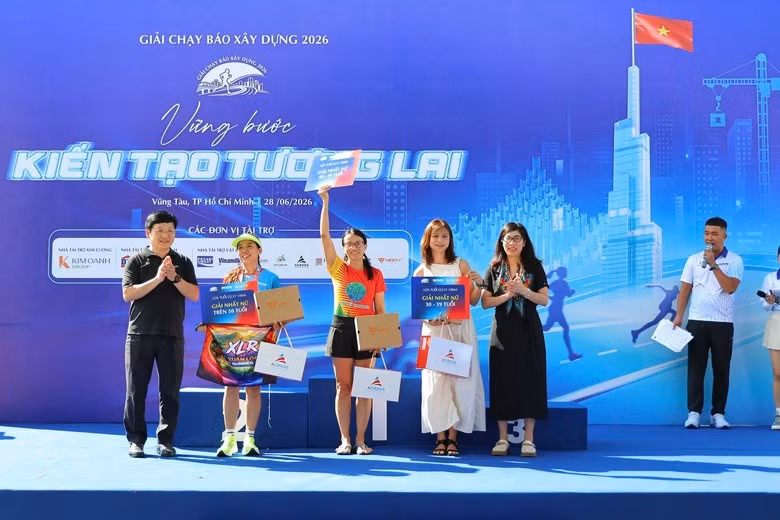 Các vận động viên nhận giải nhất theo nhóm lứa tuổi.