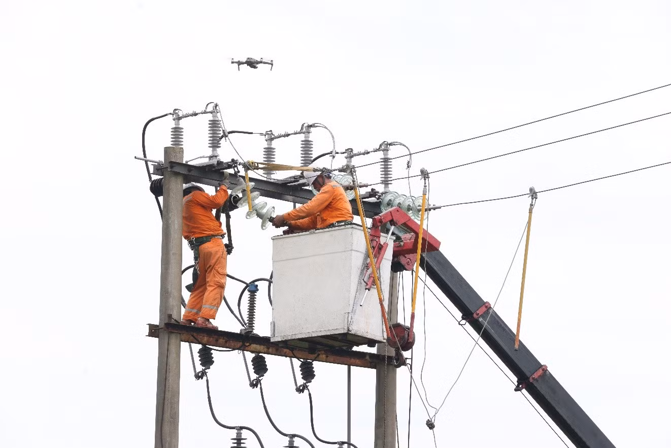 Nhân viên EVNNPC tăng cường kiểm tra, quản lý vận hành lưới điện ngoài hiện trường, bảo đảm cung ứng điện an toàn, ổn định và liên tục phục vụ khách hàng.